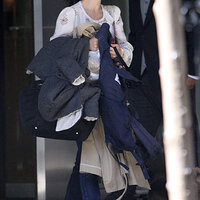 66718_Preppie_Natalie_Portman_and_her_family_saying_Goodbye_to_her_mother_at_the_airport_in_NYC_.jpg