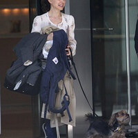 64040_Preppie_Natalie_Portman_and_her_family_saying_Goodbye_to_her_mother_at_the_airport_in_NYC_.jpg