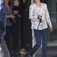 62657_Preppie_Natalie_Portman_and_her_family_saying_Goodbye_to_her_mother_at_the_airport_in_NYC_.jpg