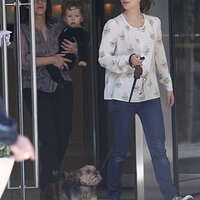 67006_Preppie_Natalie_Portman_and_her_family_saying_Goodbye_to_her_mother_at_the_airport_in_NYC_.jpg