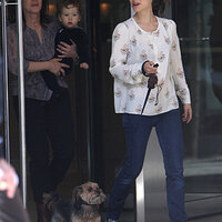 62632_Preppie_Natalie_Portman_and_her_family_saying_Goodbye_to_her_mother_at_the_airport_in_NYC_.jpg