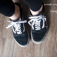 dominique_ playing barefeet with her old vans oldskool.mp4