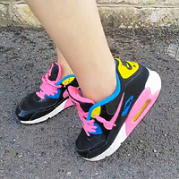 her nike airmax 90 sockless shoeplay.mp4