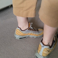 her nike airmax 95 sockelss shoeplay after long day.mp4