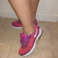 her nike airmax invigor and marker pen.mp4