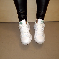 her sockless shoeplay - adidas stan smith.mp4