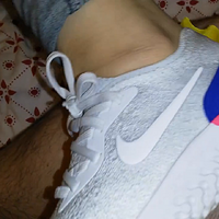 removing her sockless nike epic react after a day out.mp4