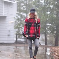 spring-rain_grey-jeans_vans_plaid-sweater.jpg