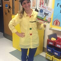 Woman cosplaying as Pete the Cat from the Pete the Cat book series.jpg
