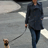 51368_Celebutopia_Natalie_Portman_walking_her_dog_in_New_York_City_01_122_470lo.jpg
