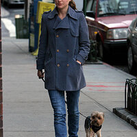 51439_Celebutopia_Natalie_Portman_walking_her_dog_in_New_York_City_05_122_730lo.jpg