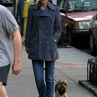 51435_Celebutopia_Natalie_Portman_walking_her_dog_in_New_York_City_04_122_49lo.jpg