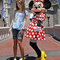 86125_celebutopia-miley_cyrus_at_walt_disney_world_resort_in_lake_buena_vista-03_122_517lo.JPG