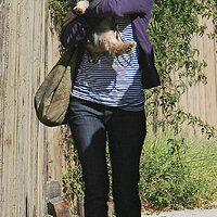 37717_Celebutopia-Natalie_Portman_leaving_a_friend56s_house_in_Hollywood-01_122_570lo.jpg