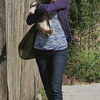 37453_Celebutopia-Natalie_Portman_leaving_a_friend13s_house_in_Hollywood-02_122_385lo.jpg
