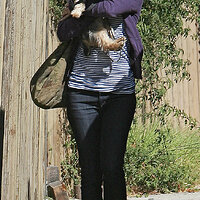 37521_Celebutopia-Natalie_Portman_leaving_a_friend47s_house_in_Hollywood-04_122_1084lo.jpg