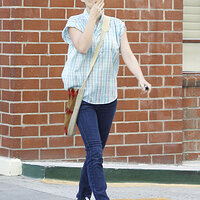 69914_Preppie_Natalie_Portman_running_errands__in_LA_1_122_495lo.jpg