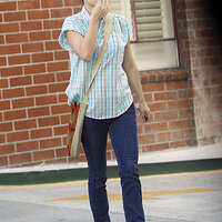 67665_Preppie_Natalie_Portman_running_errands_in_LA_4_122_405lo.jpg