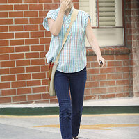 68731_Preppie_Natalie_Portman_running_errands_in_LA_2_122_21lo.jpg
