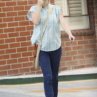 65311_Preppie_Natalie_Portman_running_errands_in_LA_1_122_216lo.jpg
