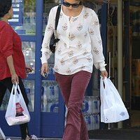 53961_Preppie_Natalie_Portman_shopping_at_CVS_in_Los_Feliz_7_122_473lo.jpg