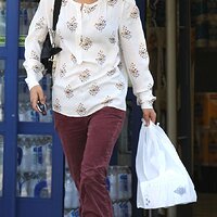 50906_Preppie_Natalie_Portman_shopping_at_CVS_in_Los_Feliz_6_122_100lo.jpg