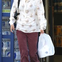 52332_Preppie_Natalie_Portman_shopping_at_CVS_in_Los_Feliz_5_122_336lo.jpg