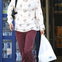 53951_Preppie_Natalie_Portman_shopping_at_CVS_in_Los_Feliz_4_122_44lo.jpg