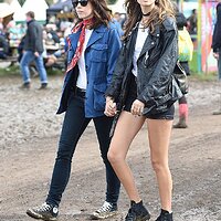 gala-gordon-l-and-friend-glastonbury-festival-2016-fashion.jpg