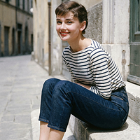 freepik__young-audrey-hepburn-wearing-navy-blue-keds__90427.png