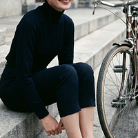 freepik__young-audrey-hepburn-wearing-navy-blue-keds-with-t__90429.png