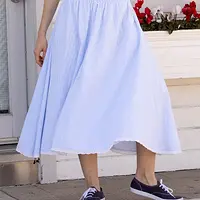 kitteny_anu-skirt_blue-seersucker-stripe_lisa_venice-8621.webp